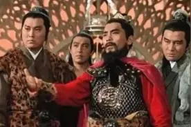老人救下一将军，将军临行前：正月十五挂个红灯笼，保你全家平安图片