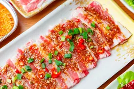 这家特色烤肉店，20年间专注现切现烤牛肉，还有美味的秘制酱料图片