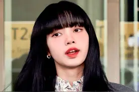 LISA机场私服街拍，灰色针织裙内搭碎花衬衫，黑长卷发甜美可爱图片