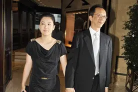 伏明霞同框大26岁的老公，穿缎面小黑裙太高级，优雅气韵藏不住图片