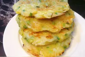 半根萝卜一个鸡蛋，用筷子搅一搅，5分钟搞定全家人的早餐图片