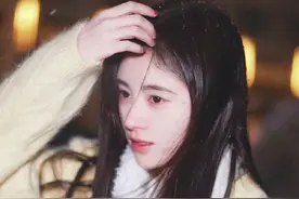 鞠婧祎雪中写真，身着鹅黄色针织开衫搭配白色绒毛围巾，太美了图片