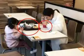 母女俩餐厅就餐，路人随手一拍走红网络，网友：差距太大不是好事图片