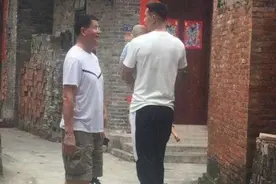 易建联陪父亲回老家，开座驾低调引热议，网友：比国足差太多图片