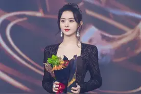 微博之夜拼咖位：张小斐穿奢牌跻身一线，全场高定王却是关晓彤图片