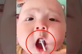 宝宝只有两颗牙，刷牙超配合，网友：还会自己伸舌头，太可爱了图片
