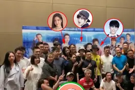有情况？张一山前女友宋妍霏与导演亲密合影，搂脖靠肩满脸甜笑图片