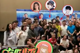 有情况？张一山前女友宋妍霏与导演亲密合影，搂脖靠肩满脸甜笑图片