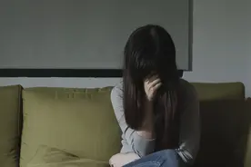 大妈上厕所用力时，下面突然掉出一块“肉”！医生：是你的子宫图片