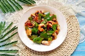 家常菜鱿鱼菜椒，炒一炒味道好，鱿鱼Q弹一点都不辣图片