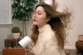 烫卷发不会打理造型？教你一个小方法，手残党都能做出漂亮大波浪图片