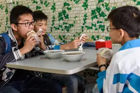 山西小县城的早餐店，味道很平常，却天天爆满，小学生们组团来吃图片