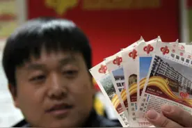 云南一彩民击中1710万巨奖，大奖得主：专门买“偏”的号码图片