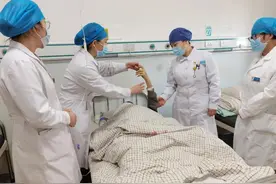 32岁青年浑身发黄宛如“铜人”医生诊断：患有肝豆状核变性并导致肝硬化图片