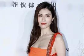何穗穿橘色开衩裙博眼球，不俗反而皮肤白到发光，只有她能驾驭了图片