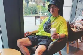 84岁武汉爷爷太时髦成网红，打扮比小伙子更潮，孙子经常蹭衣服穿图片