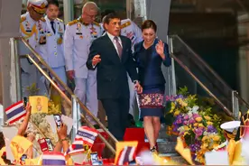 泰王参观地铁，泰国士兵太拼，乘坐自动扶梯也要跪着图片