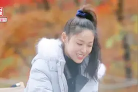 韩国女星用泡面汤料腌制猪肉，然后放在火上烤，看卖相是很诱人了视频封面