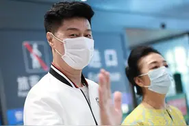 范冰冰父母国庆合体露面，66岁老母穿裙获粉丝接机，父亲霸气护妻图片