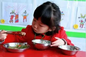 孩子以后有没有出息，在饭桌上能看得一清二楚，能对照下你自己娃图片