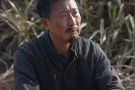 因为一份秘密文件，老人不顾背上骂名，为儿子守灵十数年图片