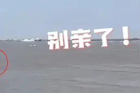 情侣上海沙滩边热吻不知涨潮，保安急得狂喊：“别！亲！了！”图片