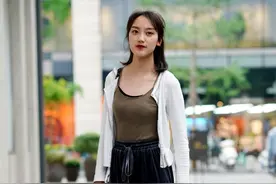 路人街拍：小姐姐身穿“牛奶外套”，美艳又动人图片
