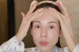 55岁李若彤分享护肤，素颜皮肤状态超优秀，却被指瘦脱相显老态图片