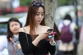 这鞋子的“缝隙”这么大，肯定不跟脚，难怪走几步就要“打车”图片