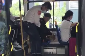 这一抱太暖心！长春市221路公交司机抱残疾老人上下车图片