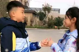 龙凤胎哥哥天天吃钙片，妹妹天天喝牛奶，两人差距不是一般的大图片