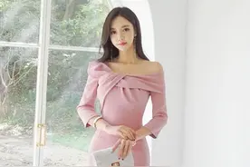 街拍：出水芙蓉的美女，一条粉红色的连衣裙，美丽大方十分迷人图片
