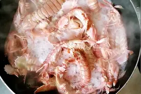皮皮虾8秒剥皮1秒吃掉，整只吃，海边长大的我分享如何地道剥虾壳视频封面