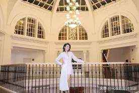 45岁曹颖状态真好，穿学院风西装配短裙，45岁的年龄15岁的腿！图片