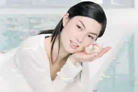 童年女神丹妮尔现身菜市场，与富豪离婚后生活接地气，俩子女曝光图片