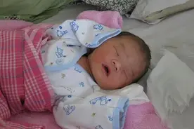 产妇生娃14天后, 在家流出“一块肉”, 检查后医生怒斥: 无知图片