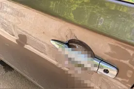 ​女子车门把手上被涂不明液体，用手一摸黏糊糊的...车窗上还被写了三个字图片