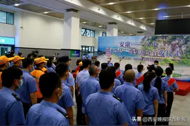 阳安铁路首开复兴号动车 安康铁路民警全力护航图片