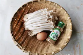 蘑菇这样做太好吃了，金黄酥脆，小朋友最喜欢吃了，一盘都剩不下图片