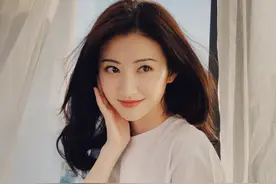 景甜穿白T恤妆容精致展清纯美貌 闭眼嗅花香楚楚动人图片