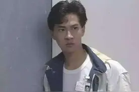 1995年关咏荷带张家辉见父母，渣渣辉却自卑抑郁，跑南非洗碗8月图片