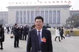 父亲将公司送给叔叔，如今他身家才100亿，而他的堂弟却坐拥千亿图片