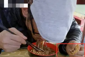 52岁阿宝近况好凄惨？手抓食物显邋遢，厨房狭小盆里还有霉菌？图片