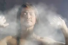 壮汉在山洞里脱了衣服独自练功，看看胸肌这身材也太好了吧！视频封面