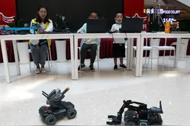 辽宁沈阳：小朋友体验机器人对抗 感受科技魅力图片