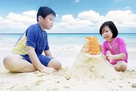 孩子玩沙子把自己弄得一身脏？玩沙子的好处，家长先了解一下图片
