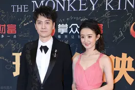 赵丽颖带儿子逛商场，两岁“想想”正面首度曝光，母子互动温馨图片