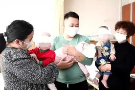 来自山东济宁的三胞胎刚出生就被确诊重度耳聋，一个孩子一侧植入人工耳蜗价格就接近二十万图片