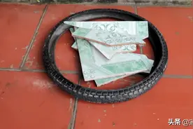 用破旧轮胎和碎瓷片制作个性桌子，刚开始不明白，看到成品厉害了图片
