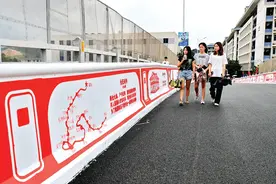 惠州城职院校园百米拱桥披红色画卷 成靓丽风景线图片